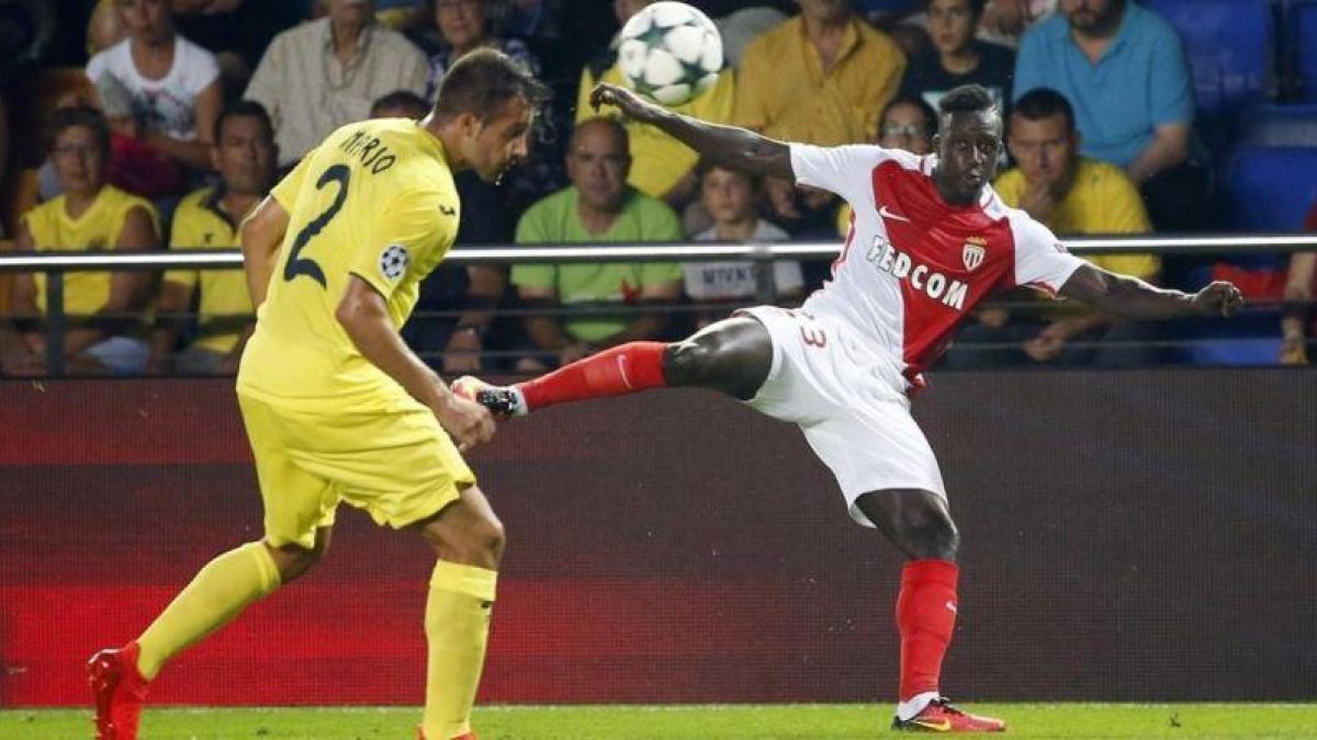 Mario, del Villarreal, y Mendy, del Mónaco, pugnan por un balón.-EFE / KAI FORSTERLING