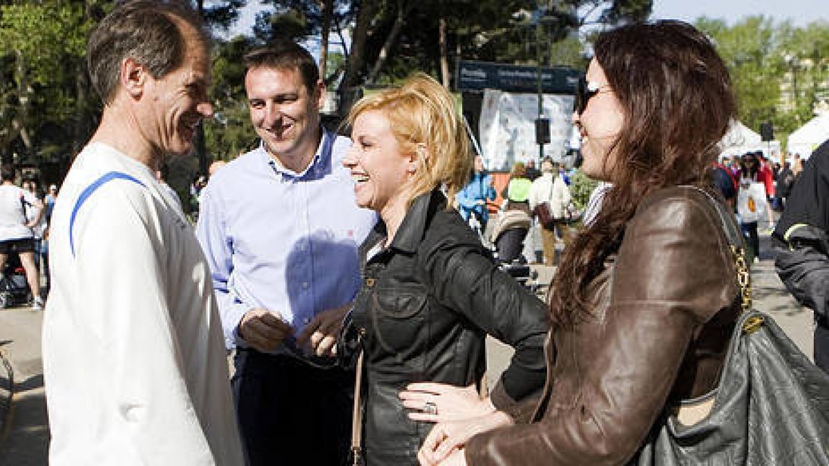 Rosa Santos conversa con Abel Antón en presencia del ex jugador del Zaragoza Carlos Cuartero.-