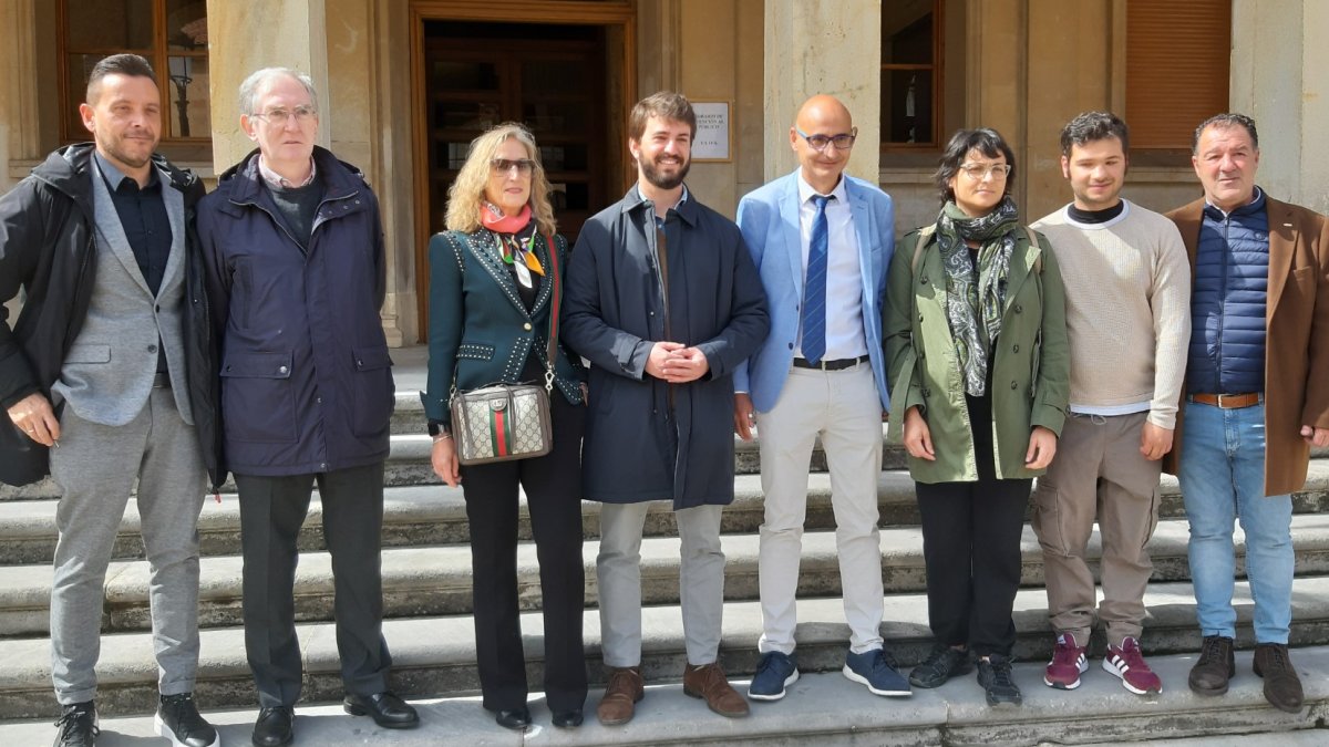 García Gallardo junto a los candidatos de Vox en la escalinata del Ayuntamiento. VÍCTOR F. MORENO