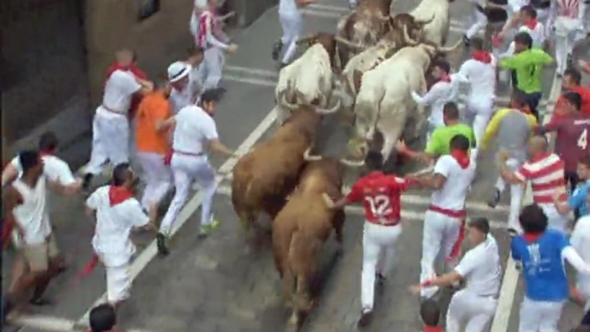 Nacho Corredor ayer en un momento del encierro con los ‘jandilla’ como escolta.-RTVE
