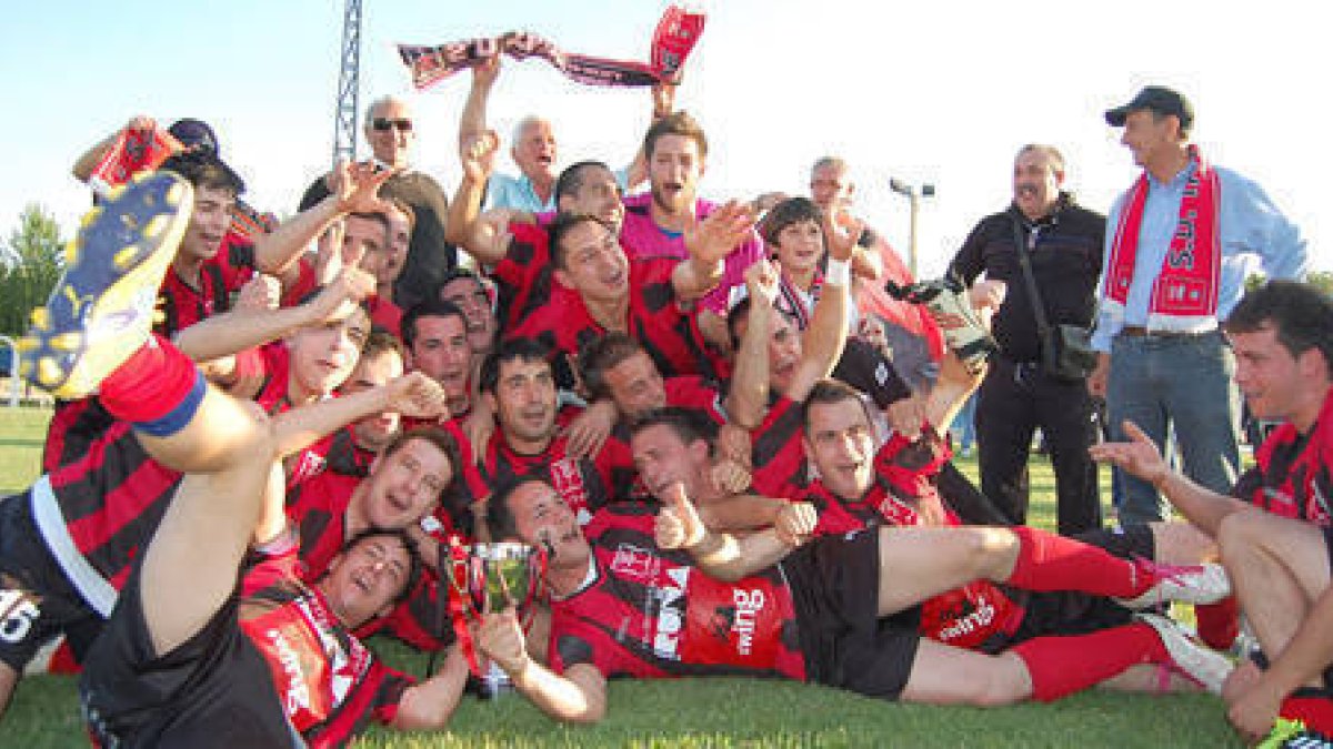 Los jugadores del Tardelcuende celebran el título. -