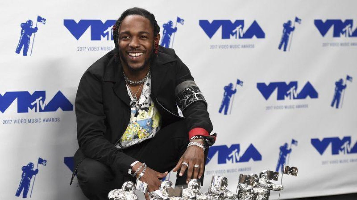 Kendrick Lamar posa con los cinco premios que ha recogido por HUMBLE.-AP / JORDAN STRAUSS