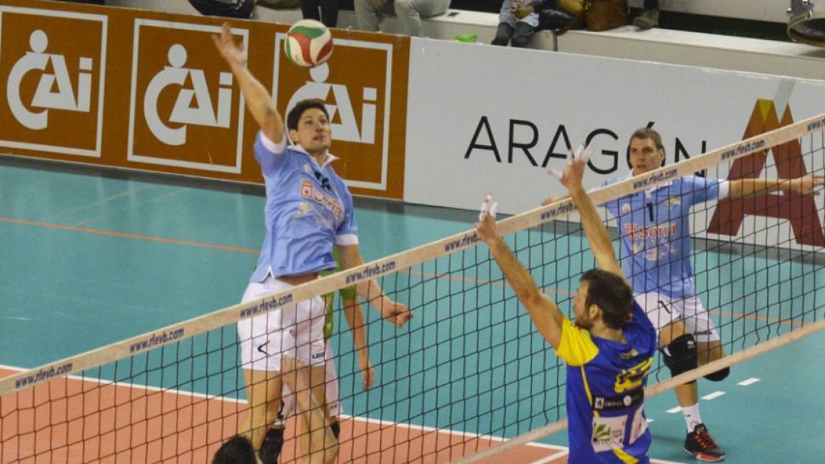 Alberto Salas se dispone a rematar en la red-RFEVB
