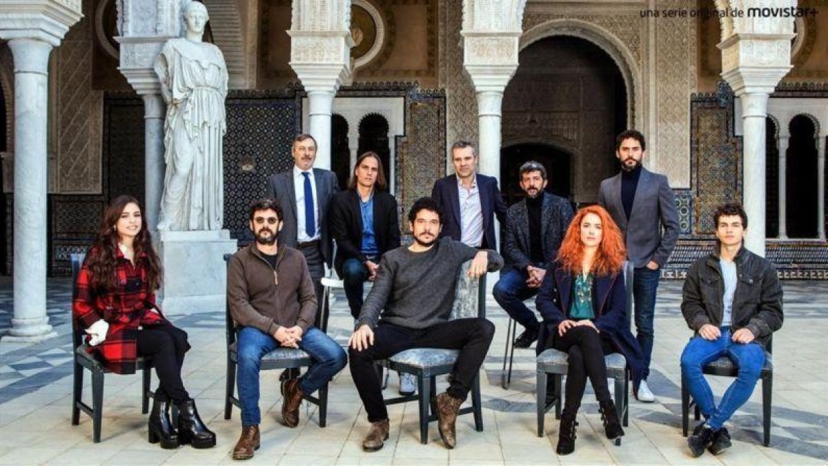 Presentación de la serie 'La peste', este martes en Sevilla: delante, Lupe del Junco, Manolo Solo, Pablo Molinero, Patricia López y Sergio Castellanos; y detrás, José Antonio Félez, Rafa Cobos, Domingo Corral, Alberto Rodríguez y Paco León.-MOVISTAR+