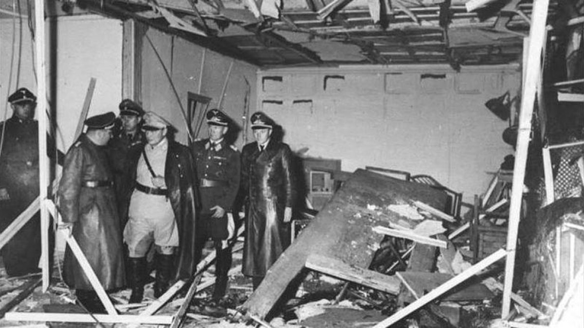 Sala de reuniones de Hitler en la llamada Guarida del Lobo, tras la explosión de la bomba de Stauffenberg, el 20 de julio de 1944, con Mussolini (con traje claro), recién llegado ese día de visita-EL PERIÓDICO/ ARCHIVO
