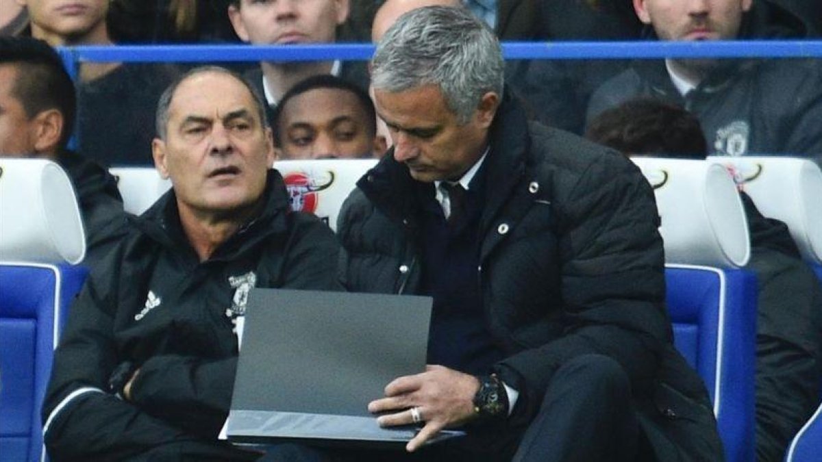 Mourinho está seguro de que alguien en su equipo filtra sus alineaciones-AFP / GLYN KIRK