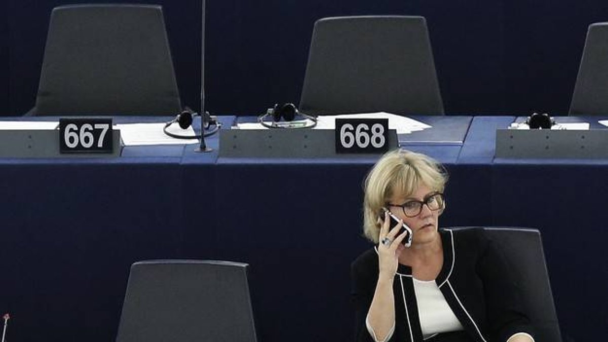 La eurodiputada francesa Nadine Morano en el Parlamento europeo.-VINCENT KESSLER / REUTERS