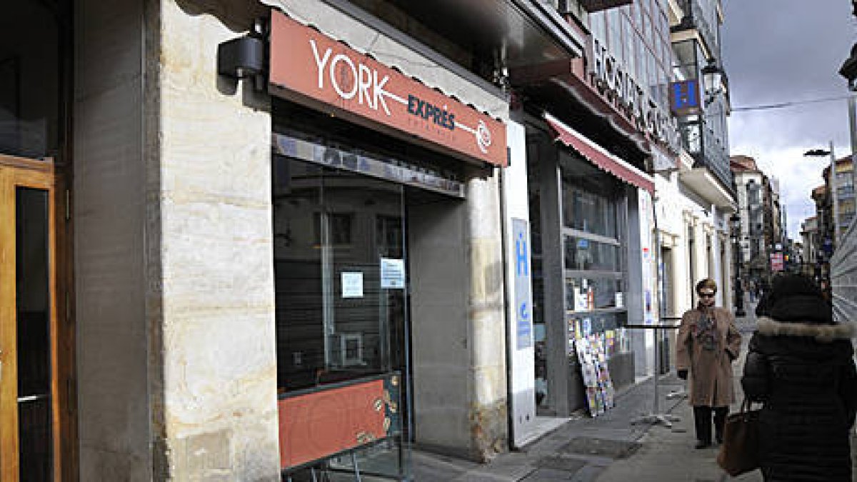 Exterior de la Mantequería York cuyas oficinas fueron asaltadas el fin de semana. / VALENTÍN GUISANDE-