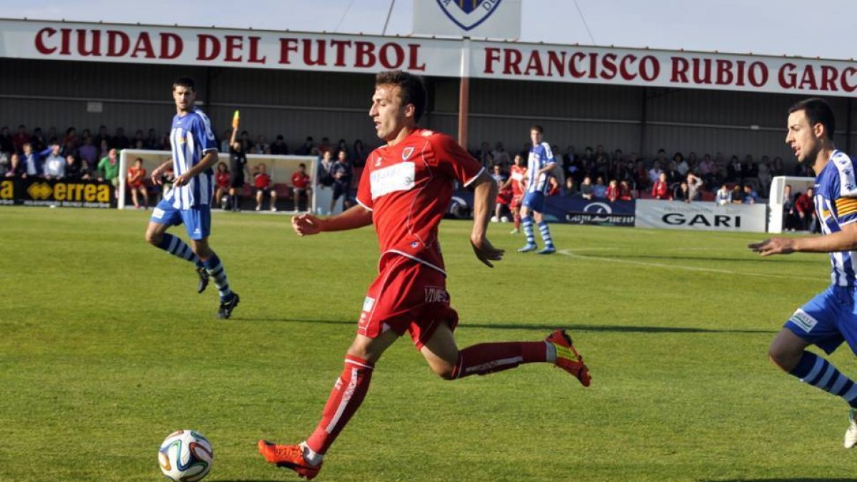 Pablo Valcarce conduce el balón en el partido ante el Figueres en el que unas 1.400 personas prácticamente abarrotaron la Ciudad Deportiva .-Valentín Guisande