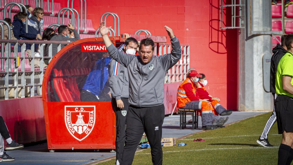 Diego Martínez se queja de una decisión de los colegiados en un partido de esta temporada. MARIO TEJEDOR