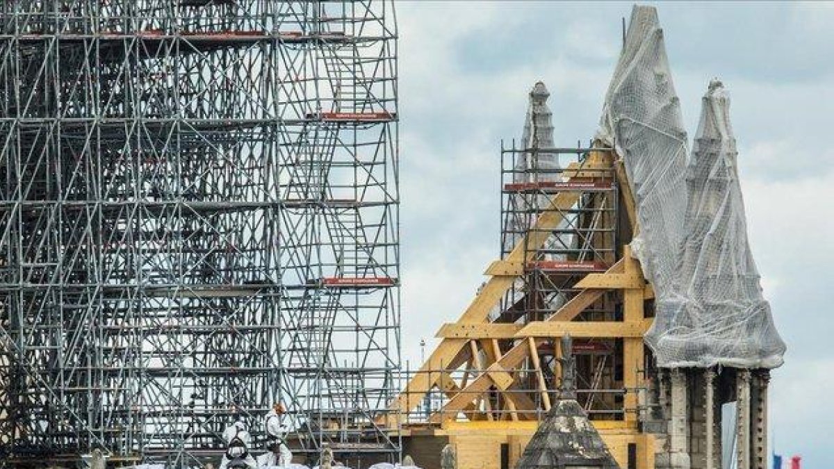 Vista de los trabajos de consolidación en la fachada de la Catedral de Notre Dame.-CHRISTOPHE PETIT TESSON (EFE)