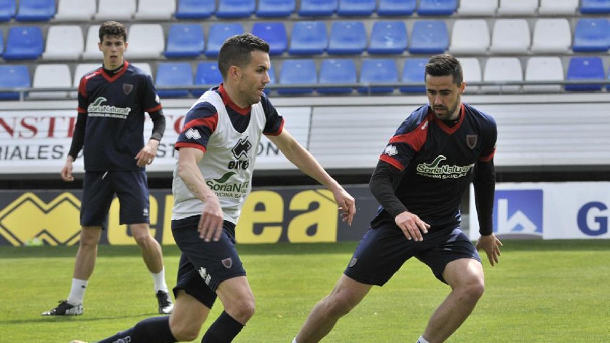 Julio Álvarez podría regresar al once ante el Almería.-VALENTÍN GUISANDE