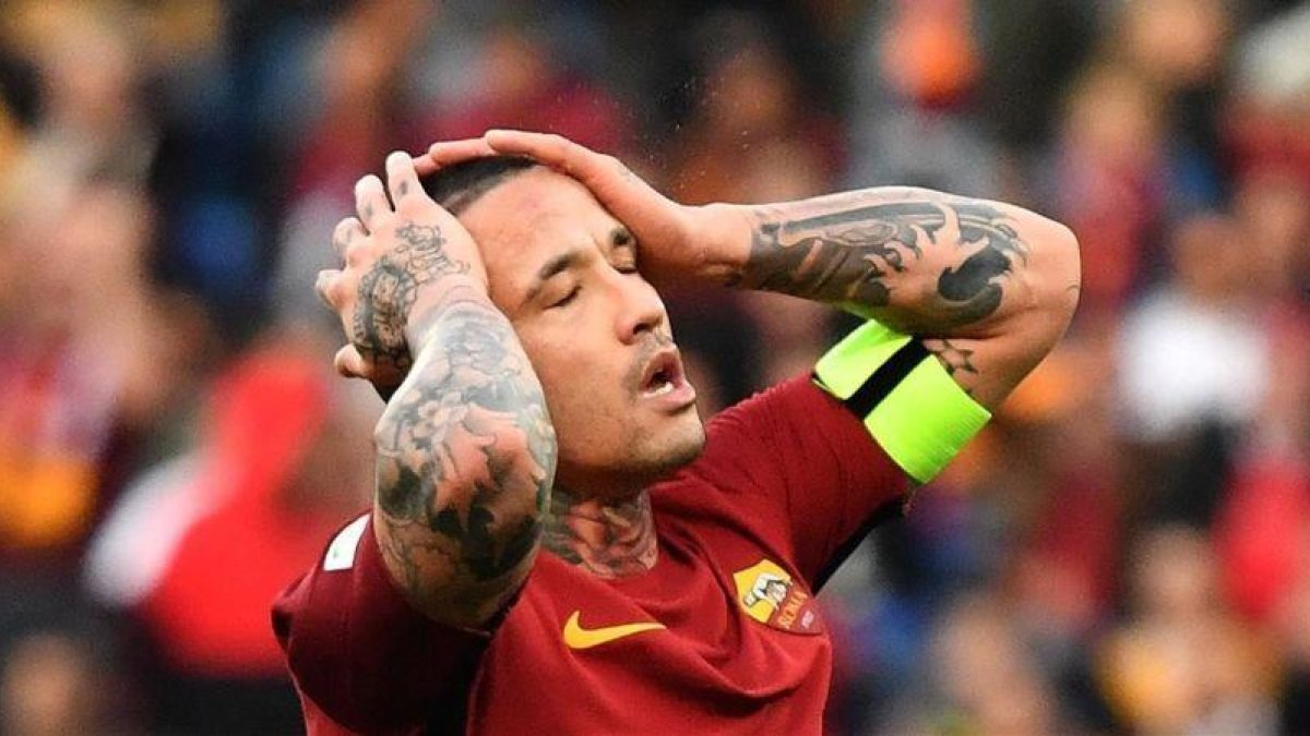 Radja Nainggolan se lamenta durante el partido.-AFP / ALBERTO PIZZOLI