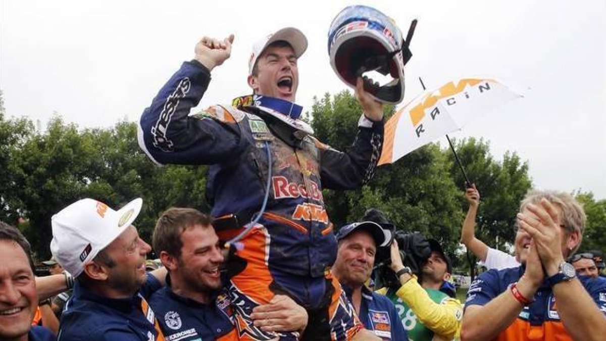 Marc Coma celebra su último triunfo del Dakar en Buenos Aires.-Foto:   REUTERS / JEAN-PAUL PELISSIER