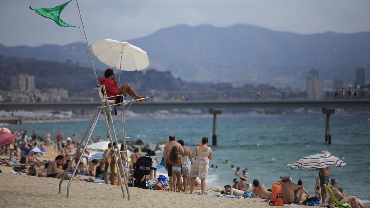 Socorristas en Badalona-EL PERIÓDICO