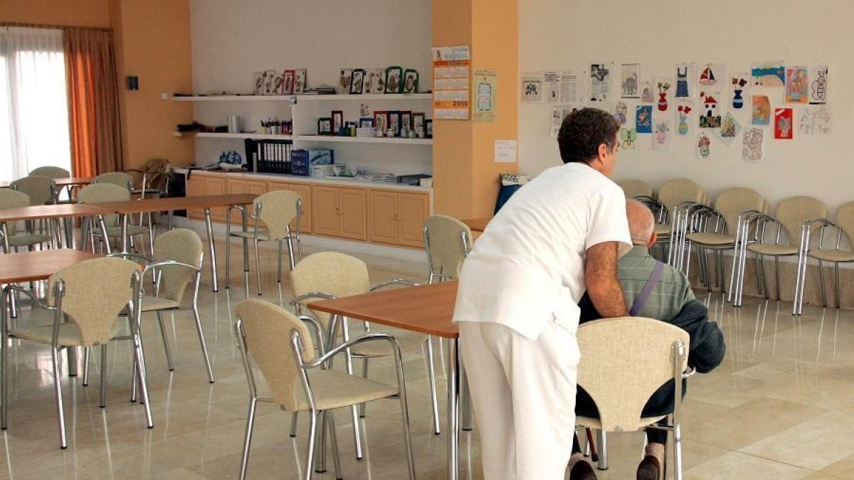 Enfermero ayuda a una persona mayor en una residencia para la tercera edad - ICAL-