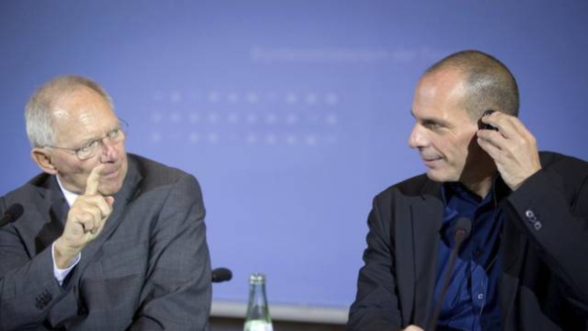 El ministro de Finanzas griego, Yanis Varoufakis (derecha), y su homólogo alemán, Wolfgang Schäuble.-Foto:   MICHAEL KAPPELER / EFE