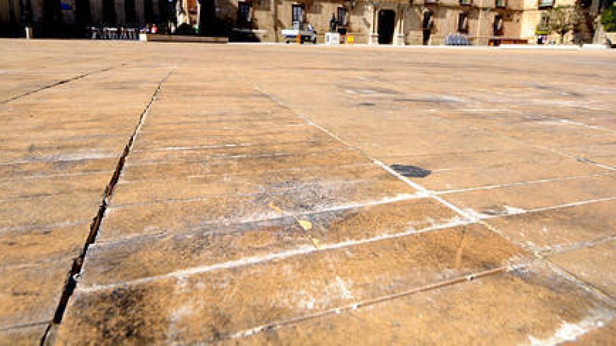 Imagen del pavimento de la plaza Mayor de Almazán donde se aprecian los restos de la traca. / VALENTÍN GUISANDE-