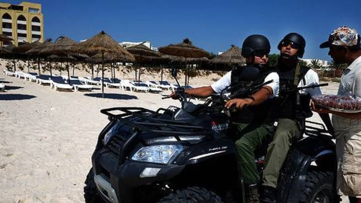 Dos agentes de policía patrullan por una playa de Túnez.-Foto: MAYKA NAVARRO