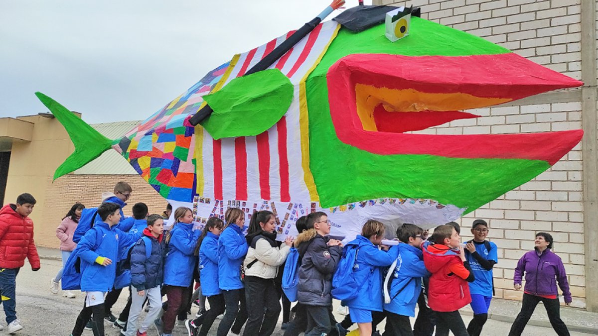 La Sardina cargada por los niños de San Esteban. ANA HERNANDO