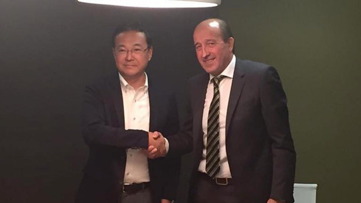Miguel Ángel Lotina durante la firma del contrato con el Tokio Verdy.-TWITTER