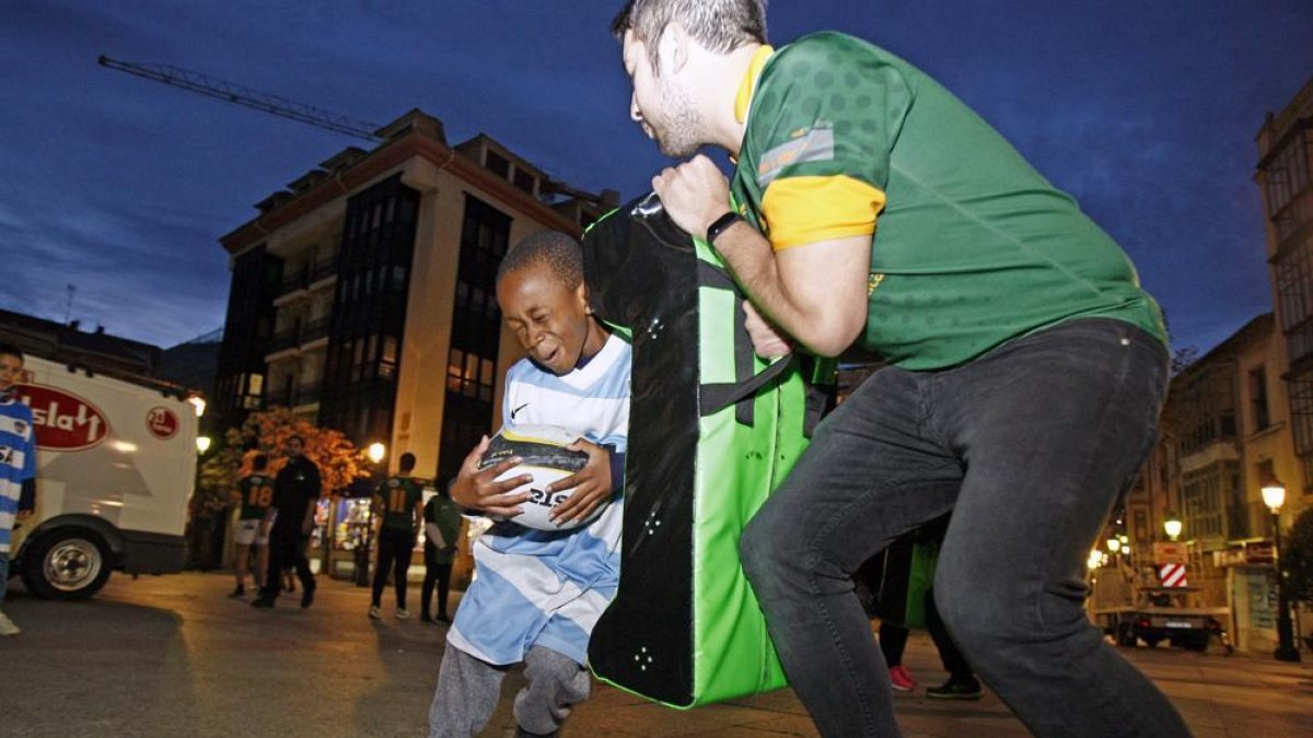 Los niños y niñas disfrutaron ayer en la plaza San Esteban de la capital de las diferentes actividades propuestas por el Ingenieros de Soria para conocer la disciplina del rugby.-MARIO TEJEDOR