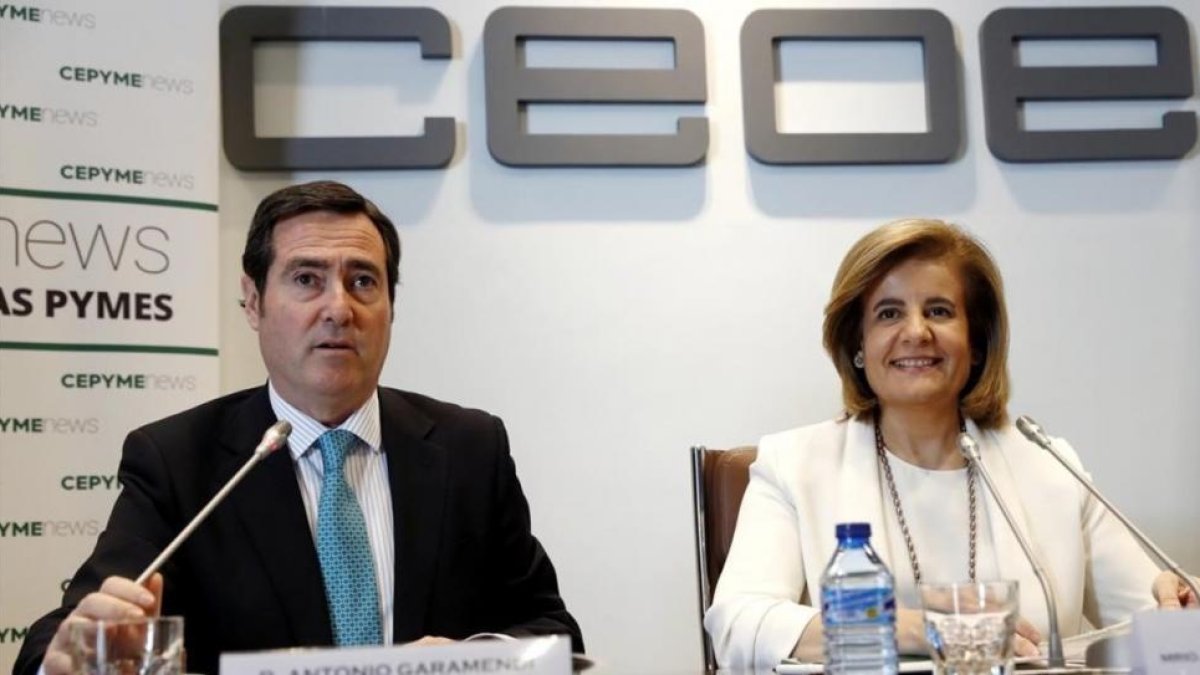 La ministra de Empleo, Fátima Báñez, junto a Antonio Garamendi, presidente de Cepyme, en un acto de la CEOE.-EFE