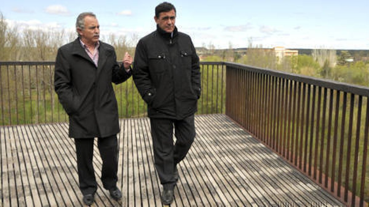 José Antonio de Miguel charla con Antonio Pardo en la mañana de ayer en el mirador sobre el Duero. / VALENTÍN GUISANDE-