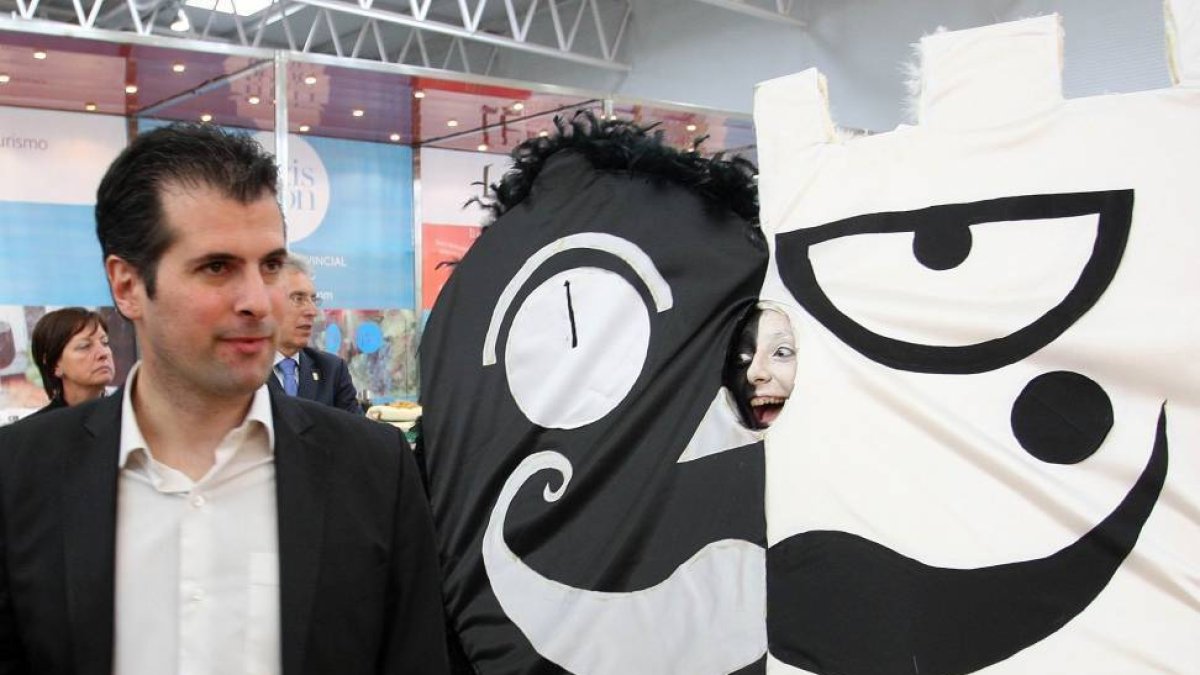 El secretario autonómico del PSOE, Luis Tudanca, visita la Feria INTUR-Ical