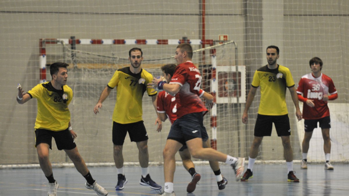 El BM Soria lograba ayer en Avilés la primera victoria a domicilio de la temporada. VALENTÍN GUISANDE