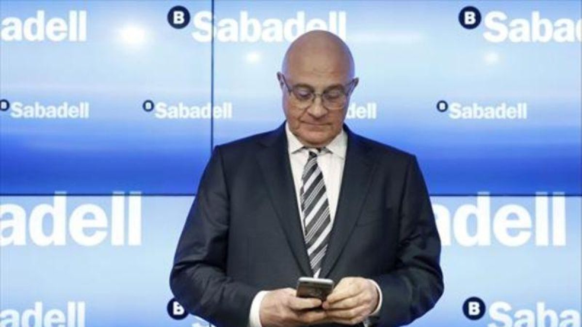Josep Oliu, presidente del Banc Sabadell.-EFE / ANDREU DALMAU