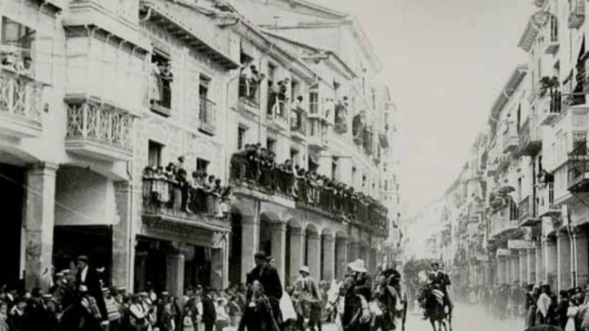 Caballistas en el ensanche del Collado la tarde de La Saca tras cerrar los toros.-JCyL.AHPSo. ARCHIVO CARRASCOSA