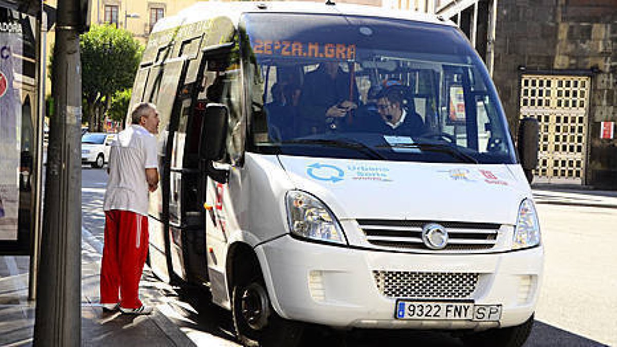 El servicio de transporte urbano fue ayer gratuito para los usuarios. / DIEGO MAYOR-