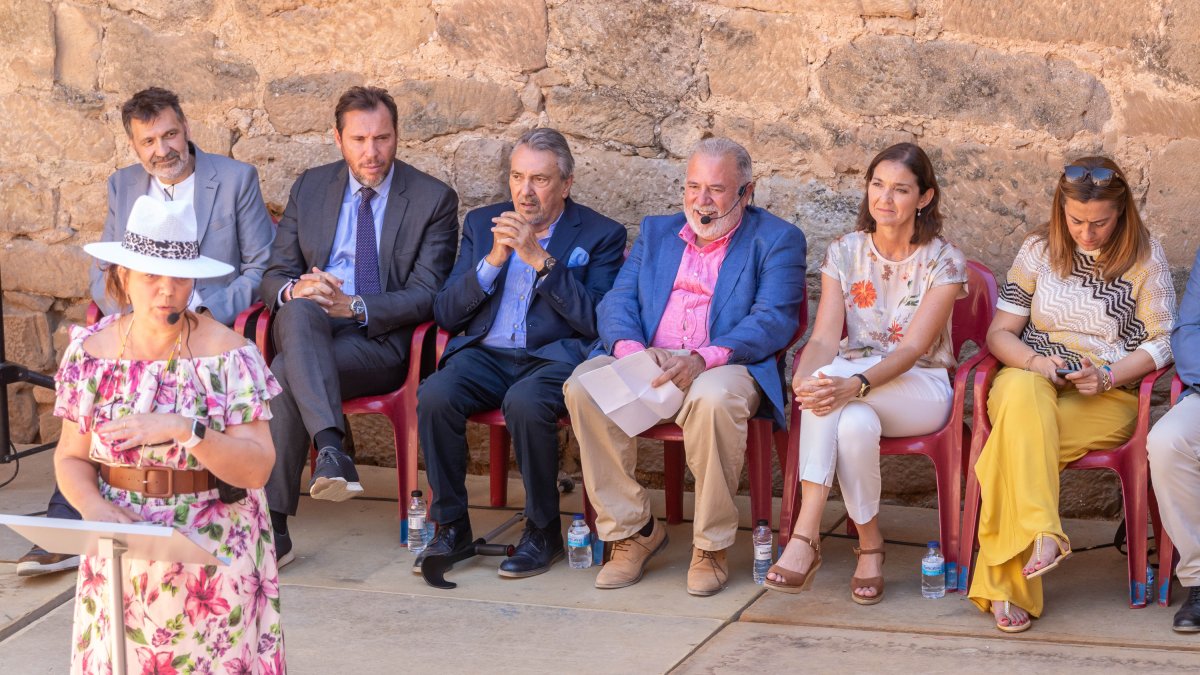 Margarita Asuar durante el acto realizado el pasado verano que contó con la presencia de la ministra Reyes Maroto (sentada detrás). GONZALO MONTESEGURO