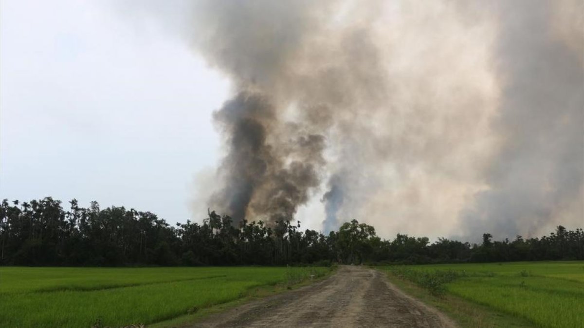 Una columna de humo de lo que se supone que es un poblado en llamas en el estado de Rakhine, en Birmania-AFP