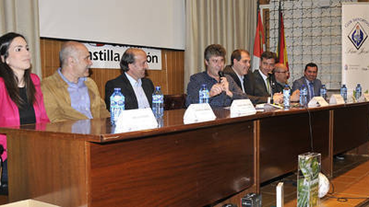 Mesa redonda del San José sobre el deporte base celebrada ayer. / Valentín Guisande-