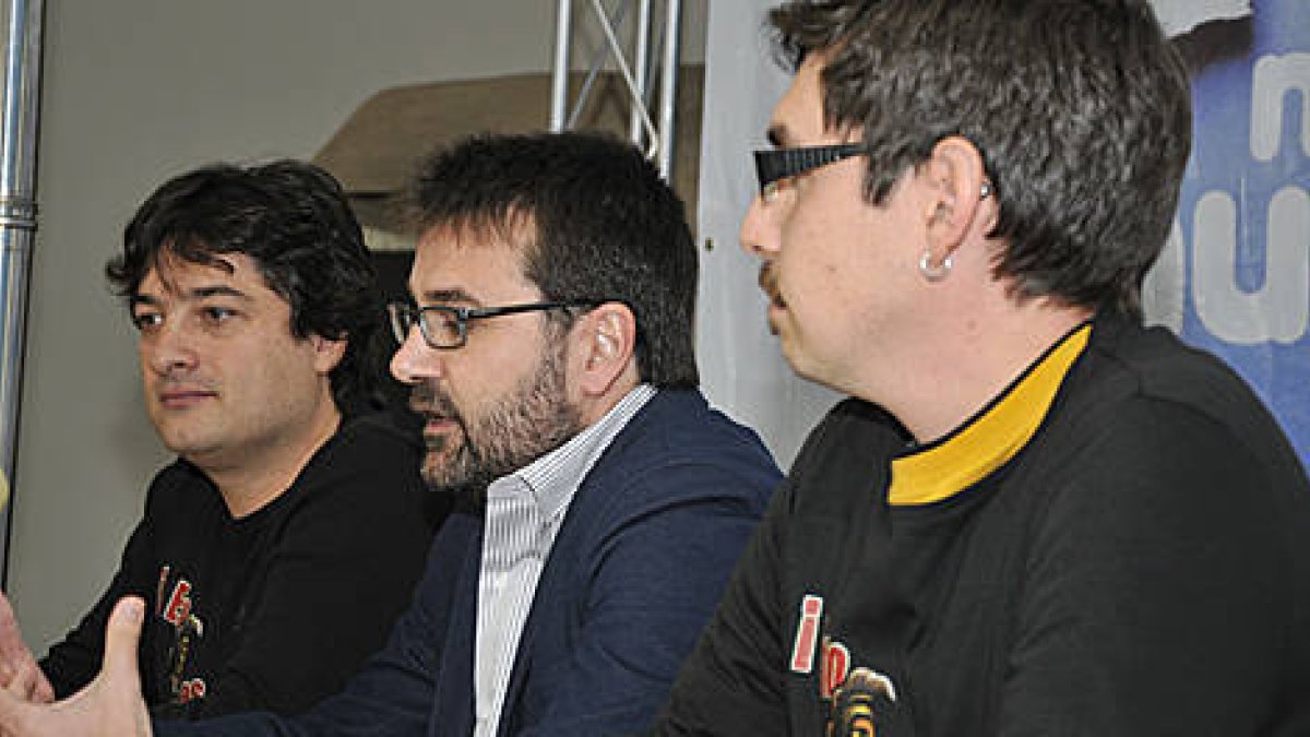 Ruben García y Eduardo Torres, de ‘Numanguerrix’, junto a Eduardo Munilla de Caja Rural. / VALENTÍN GUISANDE-