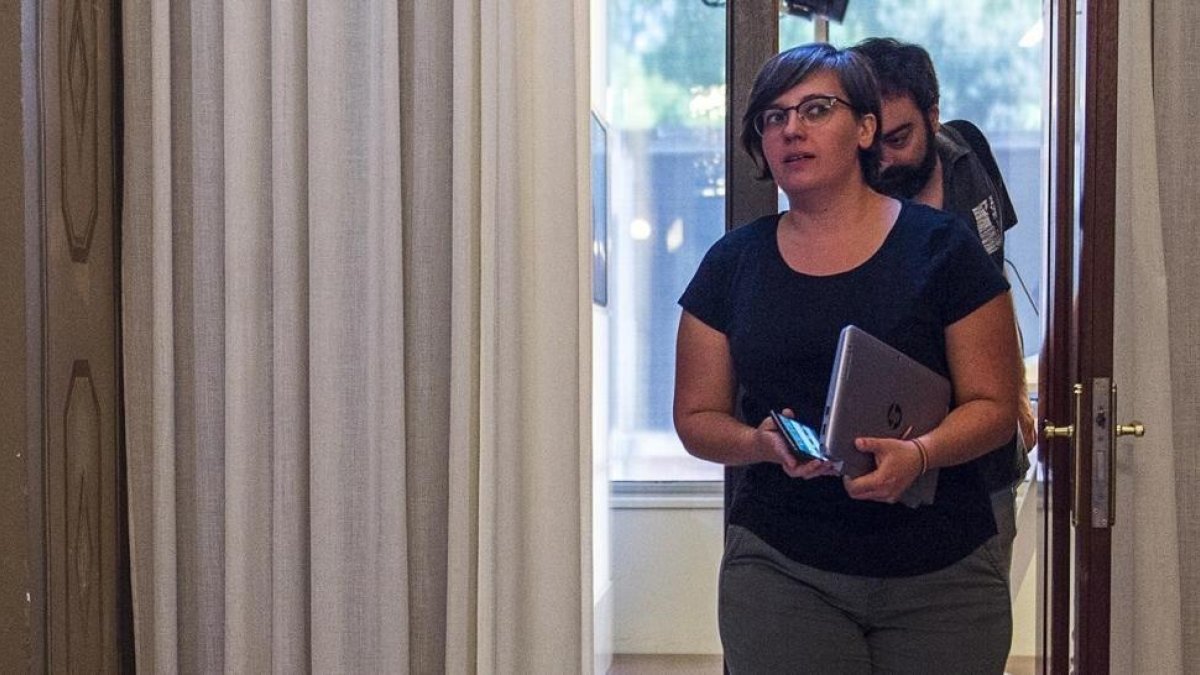 La diputada de la CUP, Mireia Boya, dirigiéndose a la rueda de prensa.-JORDI COTRINA
