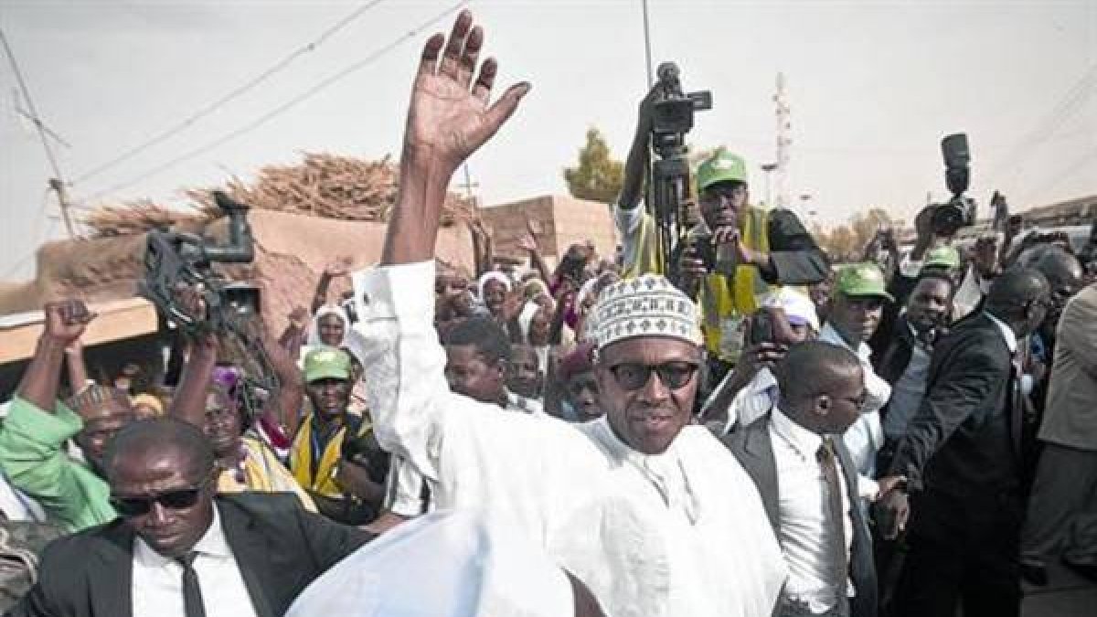 Muhammadu Buhari saluda a sus seguidores tras votar el sábado en la localidad de Daura.-Foto: AP / BEN CURTIS