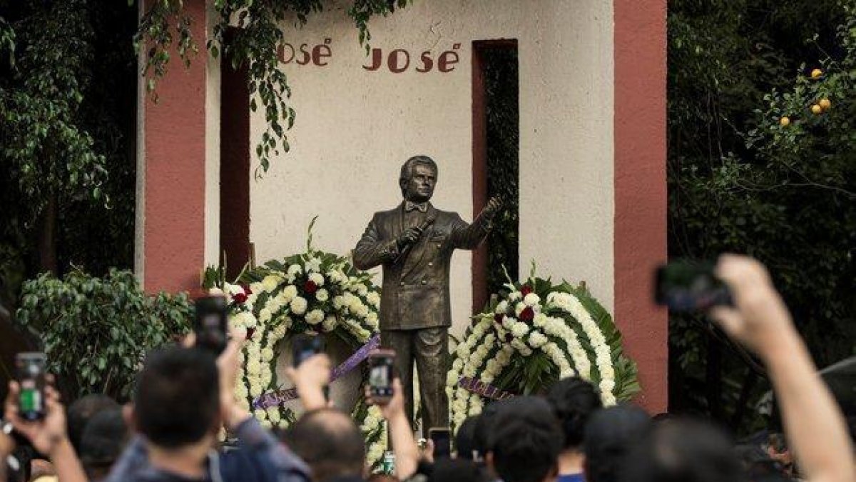 La alcaldía de la capital anunció que el 4 de octubre se realizará un karaoke masivo con temas de José José.-EFE