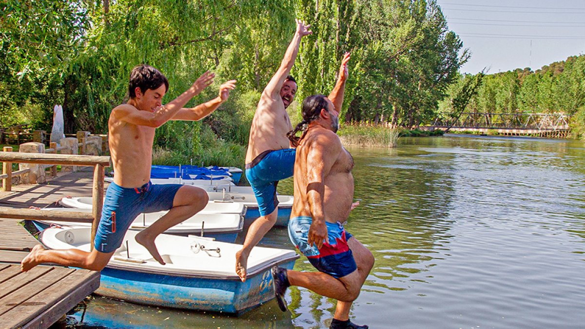 Unos jóvenes saltan al Duero para refrescarse. MARIO TEJEDOR