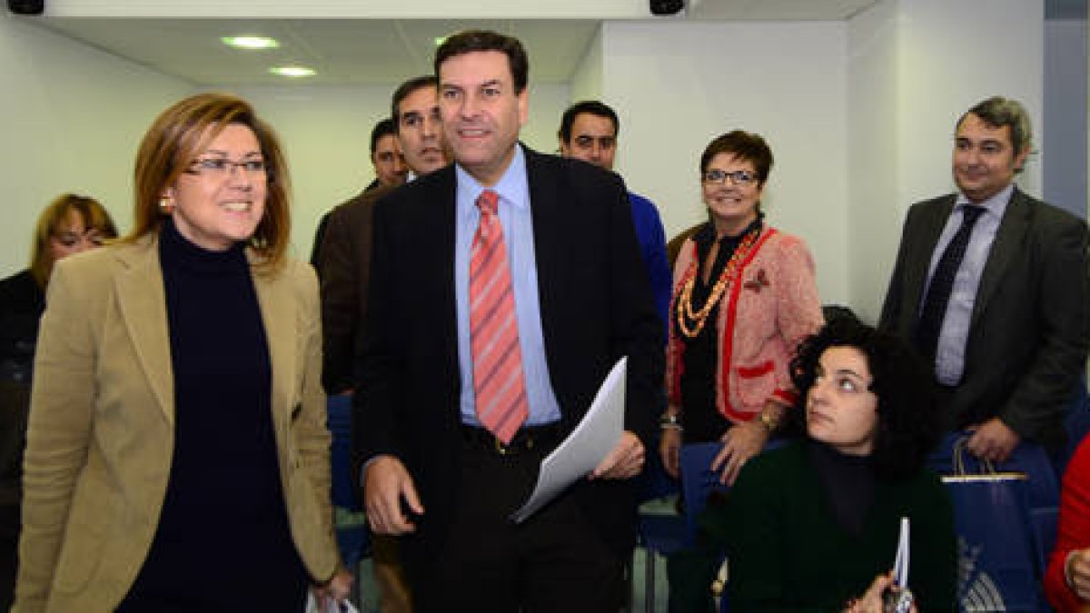 Marimar Angulo junto con Carlos Fernández Carriedo, ayer en la sede del PP de Soria. / ÁLVARO MARTÍNEZ-