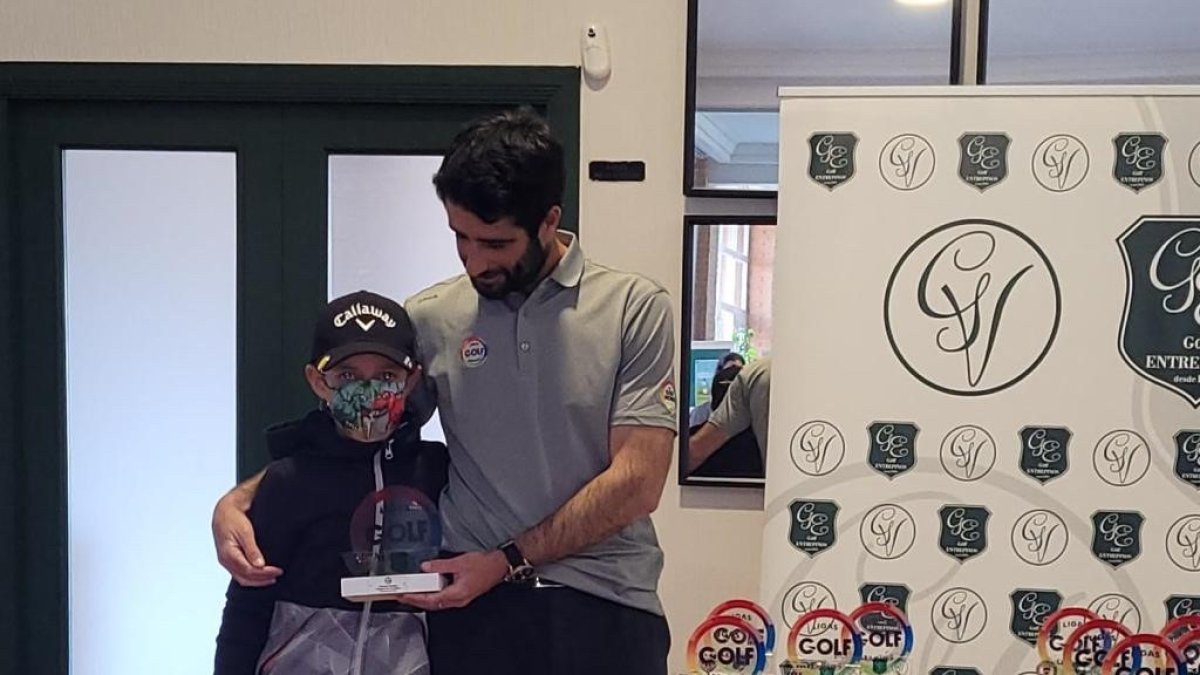 Enzo Jiménez recibe el premio como ganador de la prueba de Valladolid. HDS