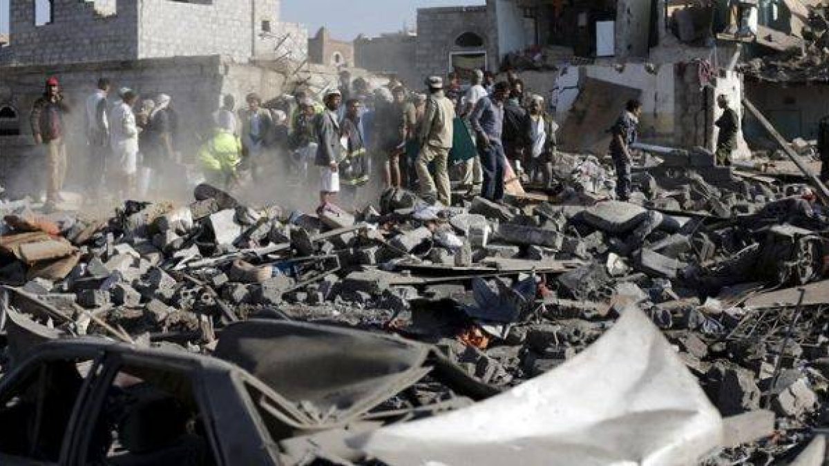 Equipos de rescate y civiles buscan a supervivientes entre los escombros de los bombardeos saudis.-Foto: REUTERS / KHALED ABDULLAH