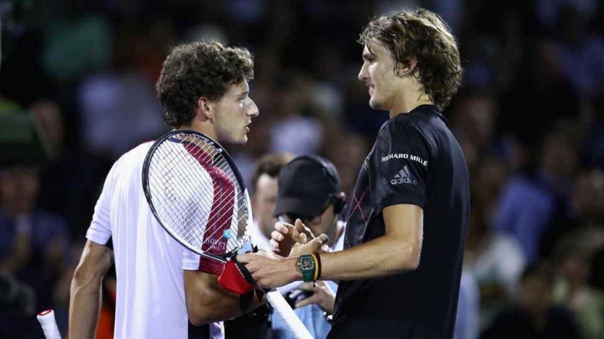 Carreño y Zverev se saludan tras la semifinal de Miami.-/ AFP / CLIVE BRUNSKILL