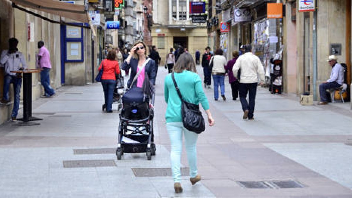 Sorianos paseando por El Collado. ÁLVARO MARTÍNEZ-