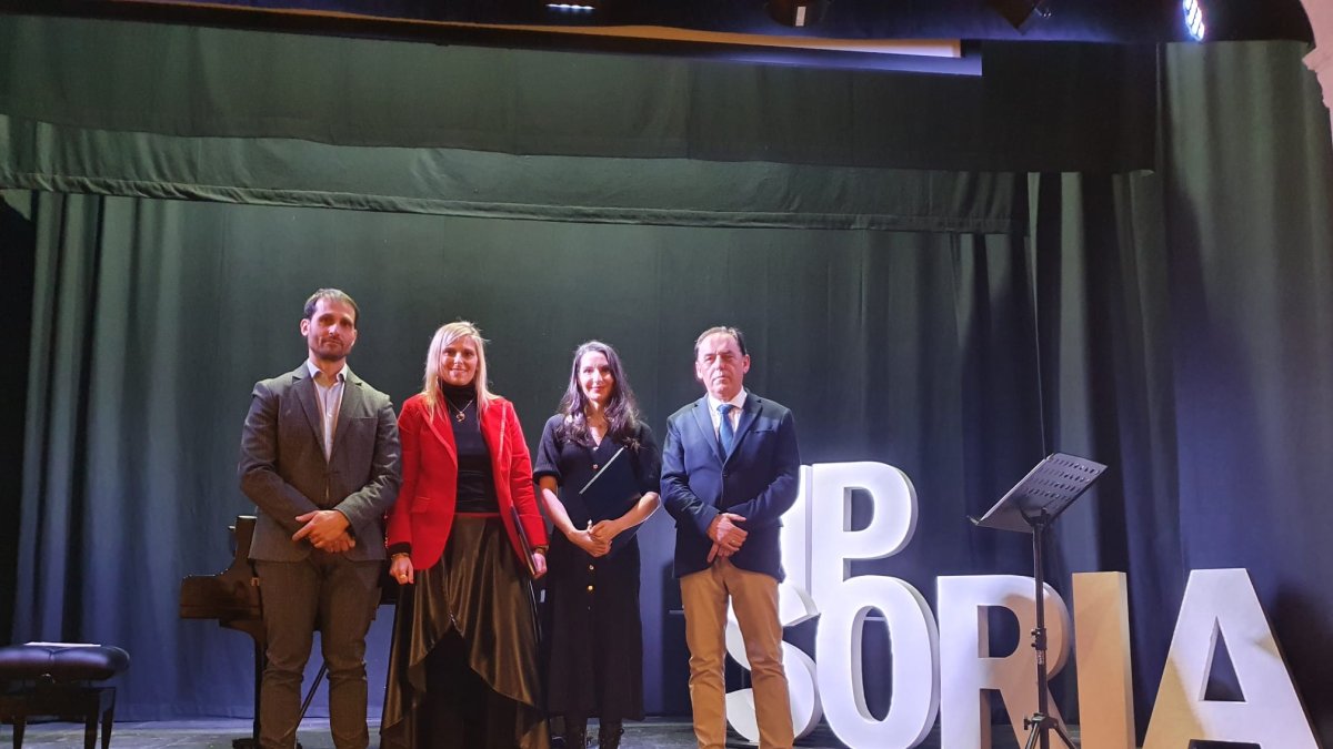 Enrique Rubio y Benito Serrano, junto a las premiadas.
HDS
