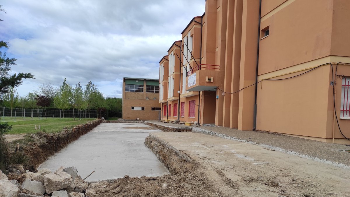 Instituto de San Esteban, donde ya se están realizando obras para el nuevo ciclo.-ANA HERNANDO
