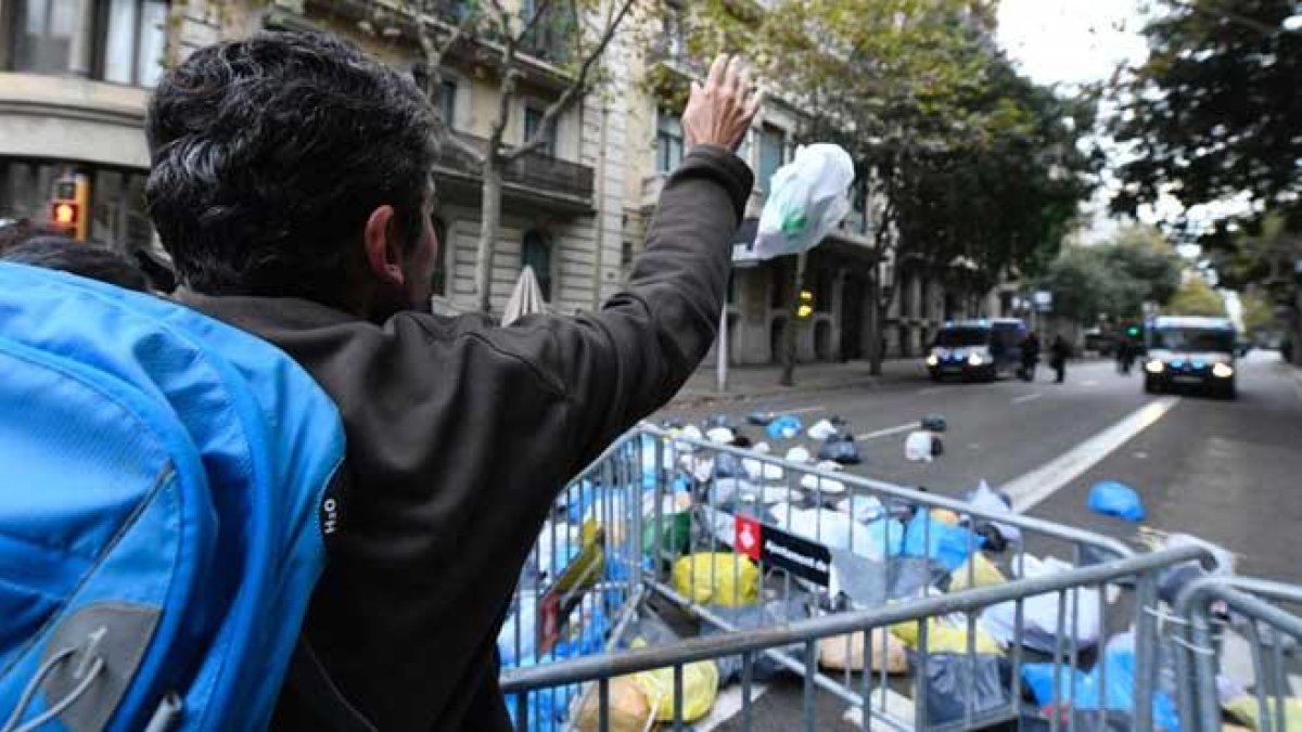 Manifestantes arrojan bolsas de basura cerca de la delegación del Gobierno, en Barcelona.-JORDI COTRINA