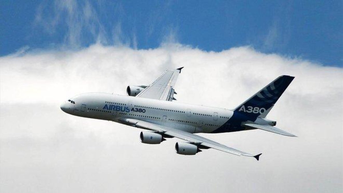 Un avión, modelo Airbus 380, sobrevuela el Reino Unido.-ANDY RAIN (EFE)